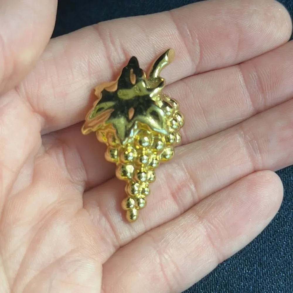 Vintage Signed Monet Gold Tone Grapes Cluster Brooch